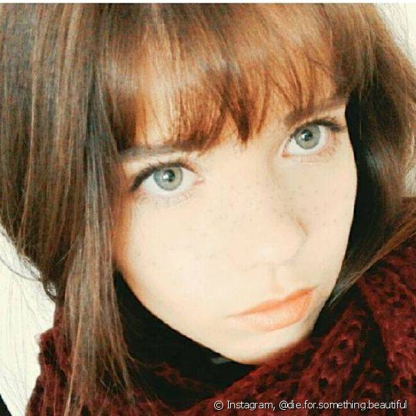 Olhos verdes e batom laranja é uma combinação que destaca o olhar e deixa a mulher ainda mais poderosa. Instagram: @die.for.something.beautiful